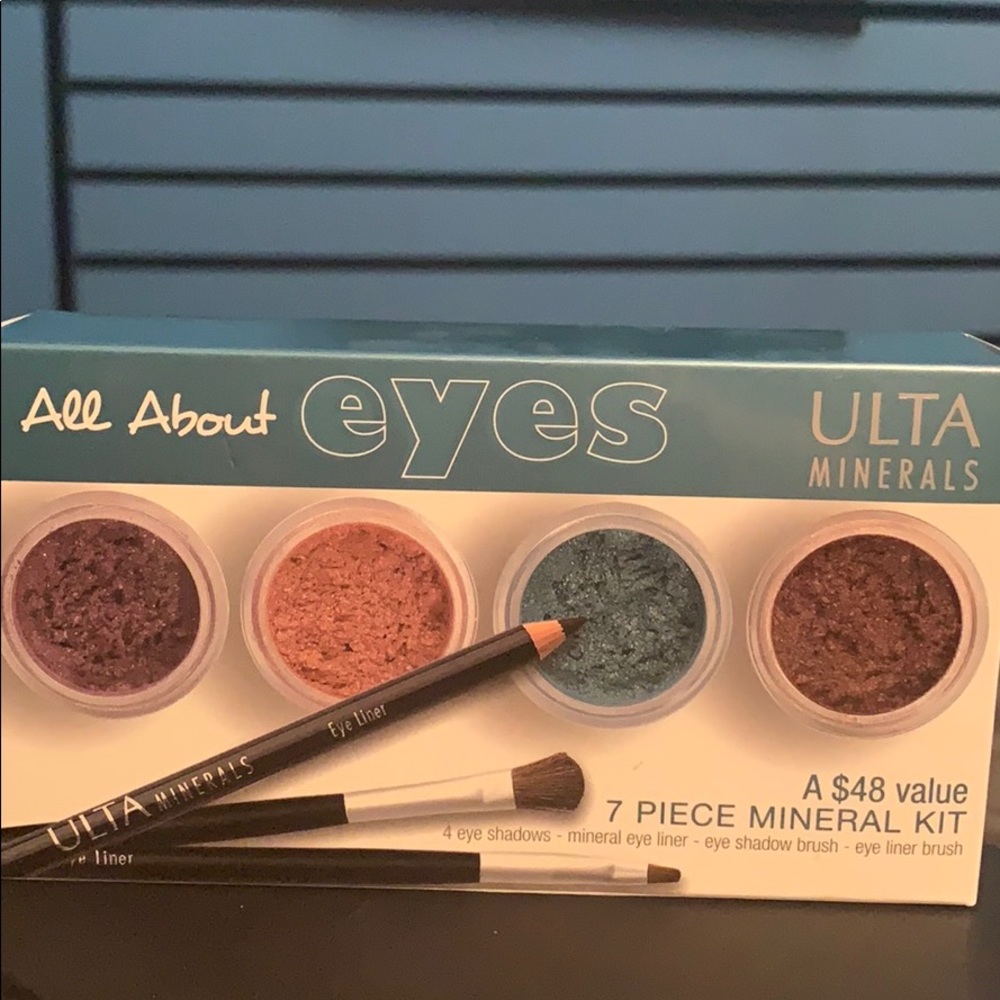 New 6-piece mineral eye shadow kit. 4 colors